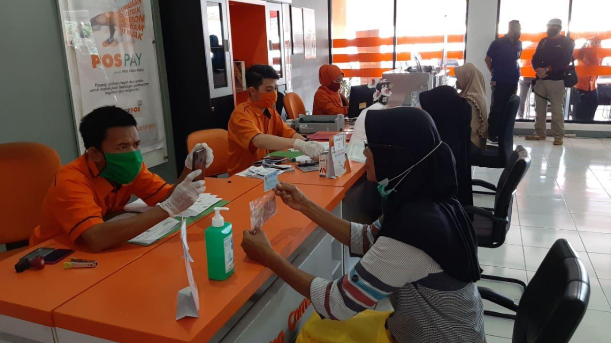 Ilustrasi. Penyaluran bansos ke KPM melalui Kantor Pos.