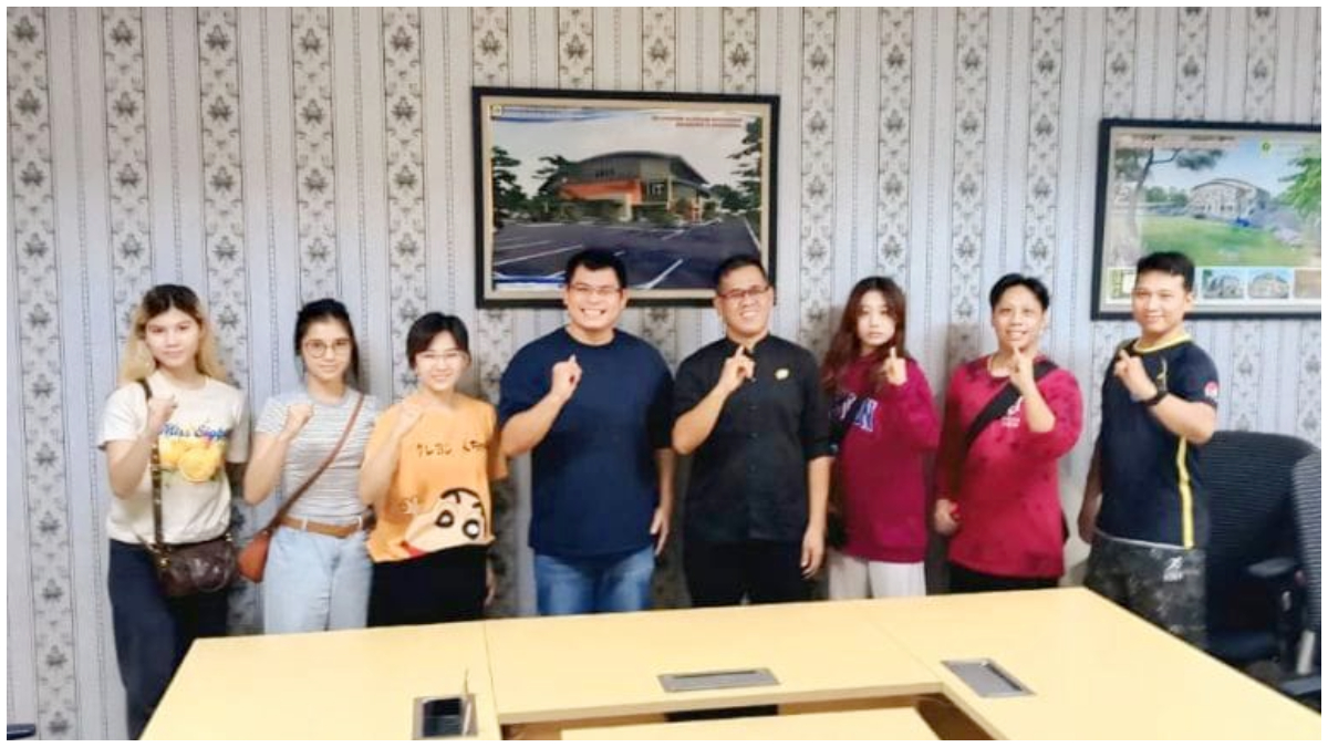 Tim Wushu Kabupaten Bogor saat menemui Kadispora Kabupaten Bogor. Turut serta mendampingi legenda tinju dunia, Chris John.
