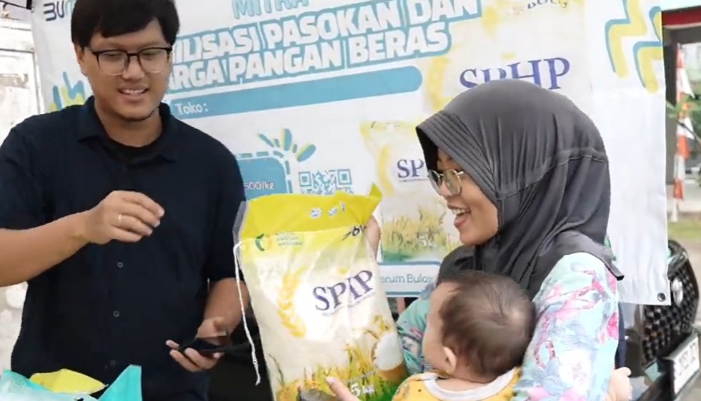 Ilustrasi penyaluran bansos beras kepada penerima manfaat yang layak