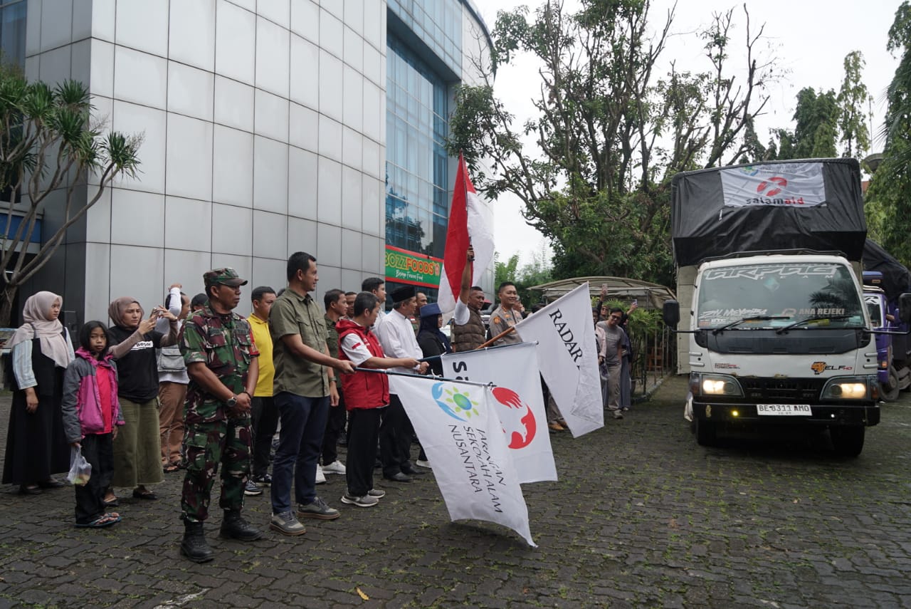 Pelepasan secara simbolis bantuan untuk bencana Aceh di Graha Pena Radar Bogor, Sabtu 10 Januari 2026.