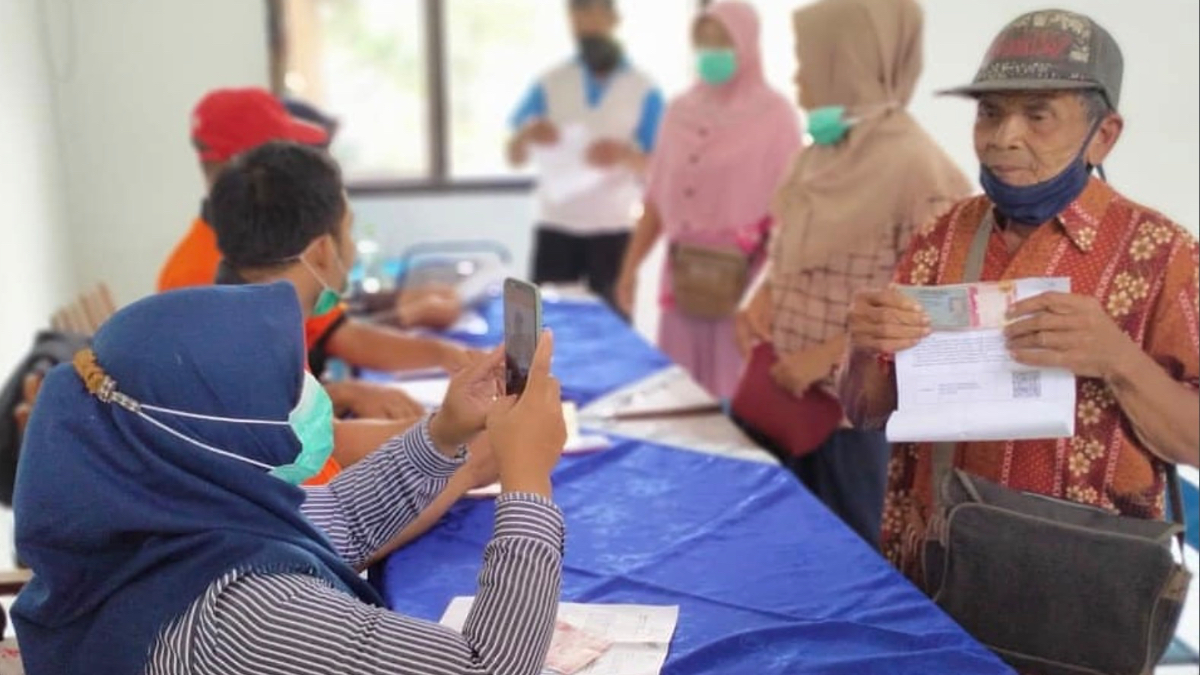 Ilustrasi KPM menerima pencairan bantuan sosial atau bansos