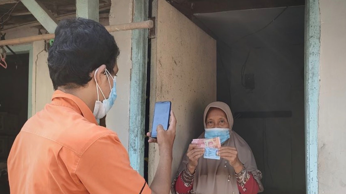 Ilustrasi KPM menerima penyaluran bansos tahap empat susulan