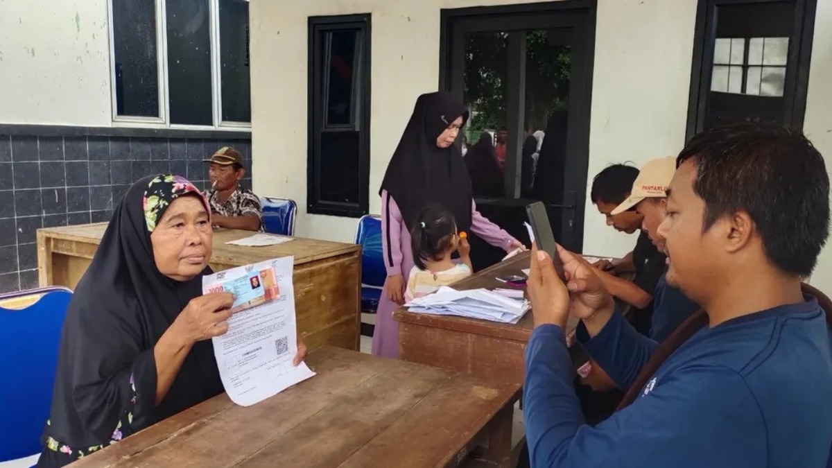 Ilustrasi. KPM mencairkan bansos PKH BPNT.