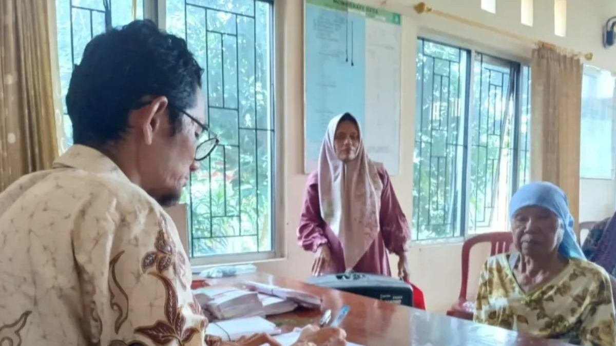 Ilustrasi proses pemisahan KK agar bansos tetap cair di tahun 2026