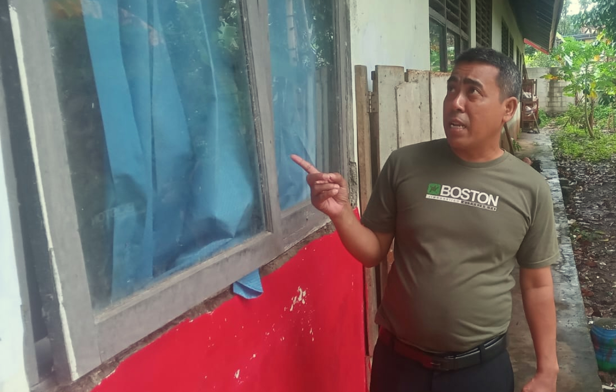 Pelaku merusak jendela SDN 03 Sukasari Rumpin Kabupaten Bogor.