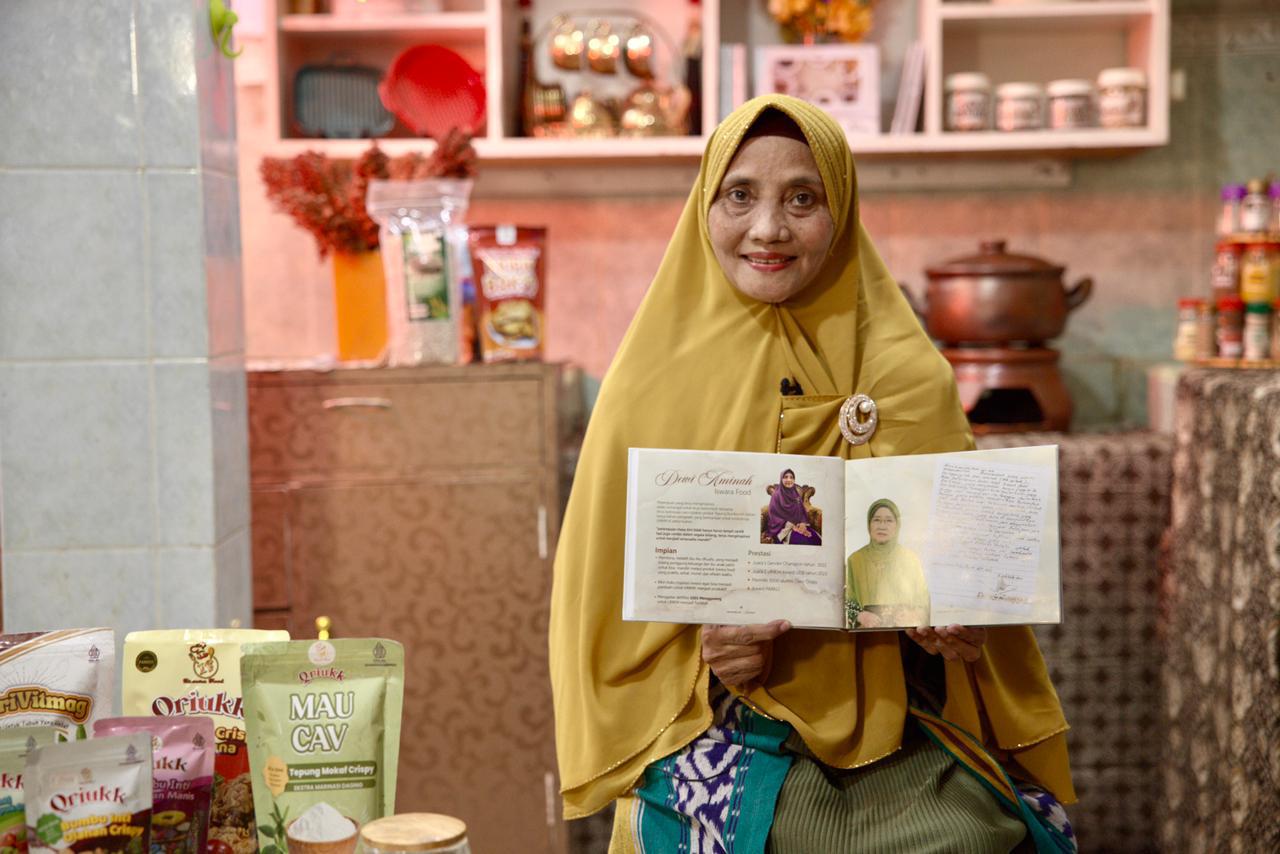 Dewi Aminah, perempuan asal Solo yang kini dikenal sebagai pemilik Iswara Food, produsen bumbu dan tepung bumbu kemasan yang lahir dari perjalanan hidup penuh tantangan.