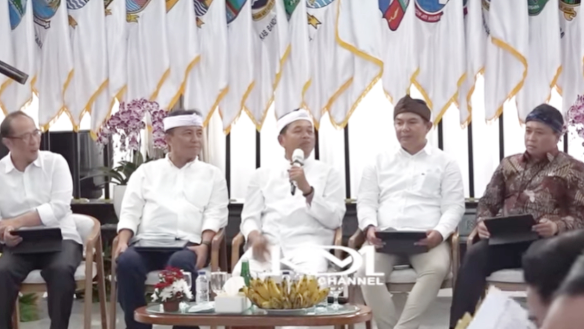 Gubernur Jawa Barat Dedi Mulyadi dalam rapat bersama para wali kota, bupati, sekda se-Provinsi Jawa Barat.