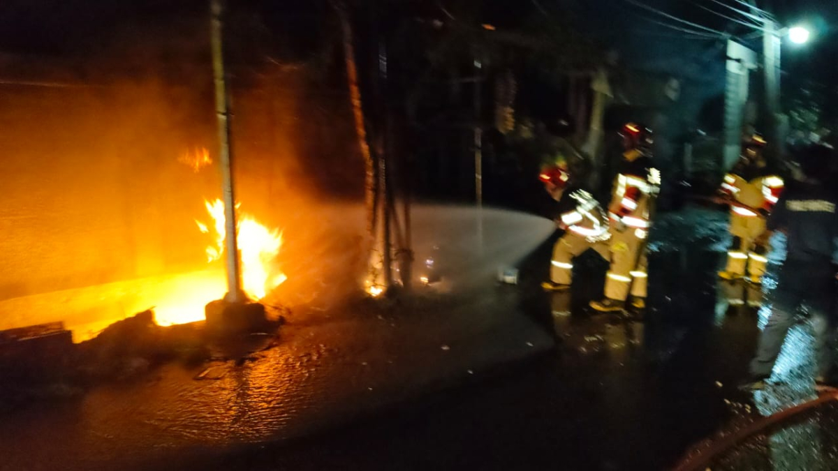 Petugas Damkar Kota Bogor melakukan pemadaman di warung yang menjual bahan bakar eceran atau pom mini di Ciparigi, Bogor Utara.