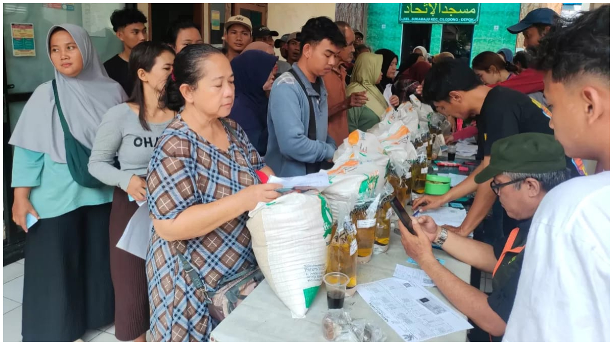 Penyaluran bansos di Kelurahan Sukamaju Kota Depok beberapa waktu lalu