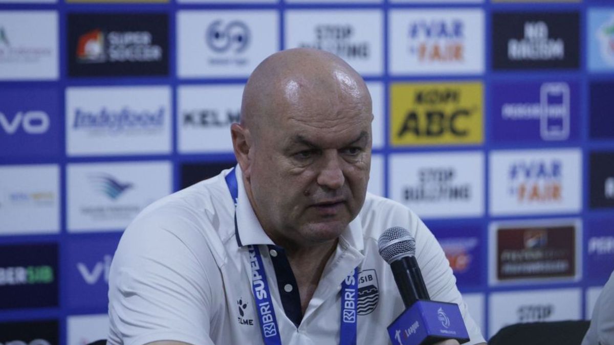 Bojak Hodak saat konferensi pers usai Persib Bandung kalahkan Persija Jakarta