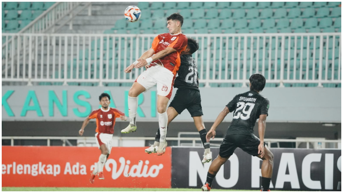 Pemain Garudayaksa FC duel di udara dengan pemain Bekasi City pada laga di Stadion Pakansari, Cibinong, Sabtu malam 10 Januari 2026.