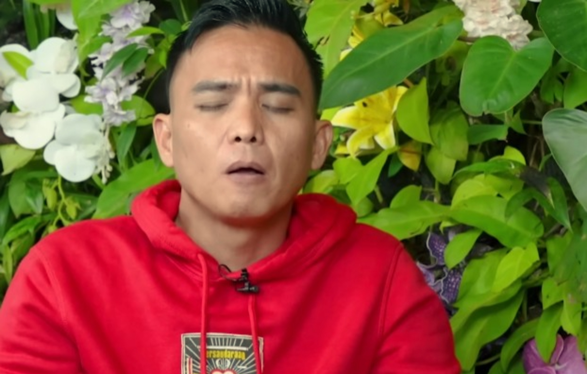 Hard Gumay menjelaskan ramalannya kepada&nbsp;Denny Sumargo.