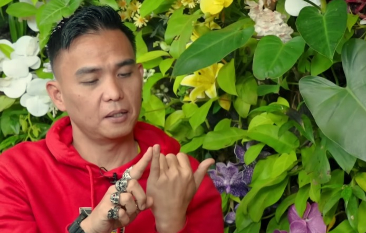 Hard Gumay saat&nbsp;mengungkapkan ramalannya kepada&nbsp;Denny Sumargo.