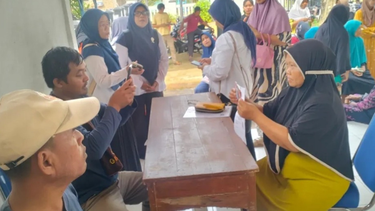 Ilustrasi KPM yang tengah mengambil dana bansos PKH BPNT.