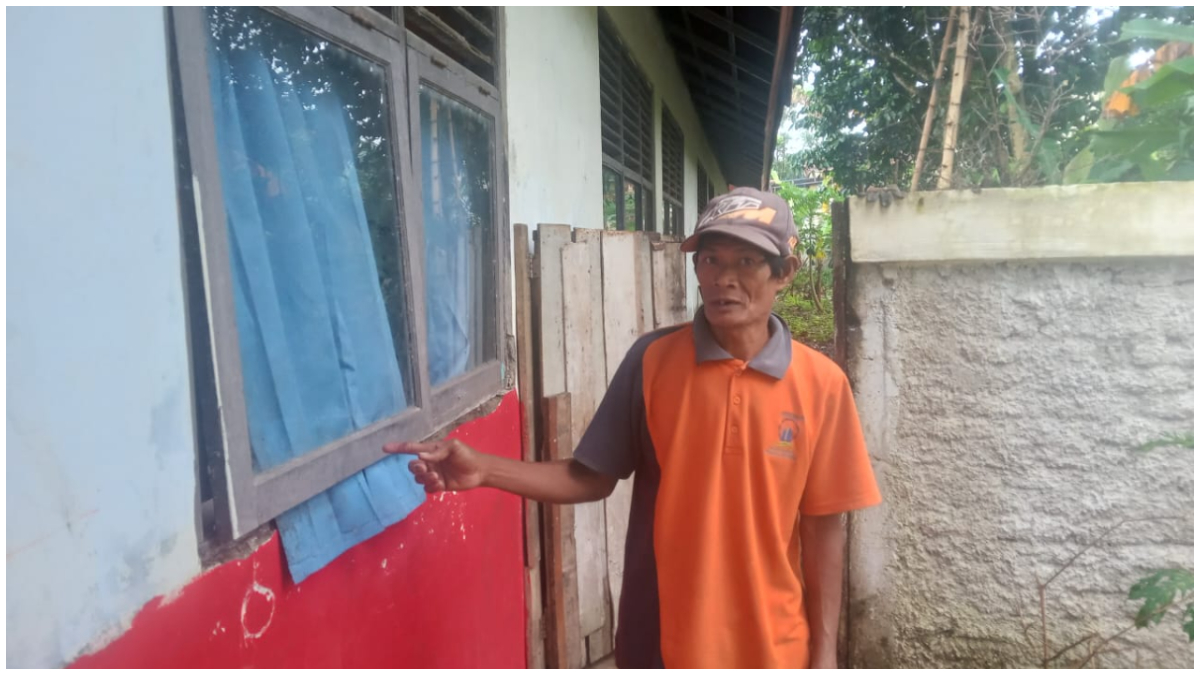 Jendela SDN Sukasari 03 Rumpin yang dibobol maling. Sejumlah barang inventaris sekolah raib dibawa pelaku.