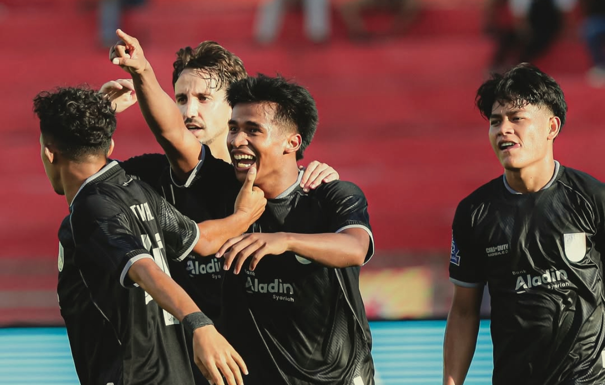 Para pemain Persis Solo melakukan selebrasi usai mengalahkan Semen Padang, Minggu (11/1/2026).