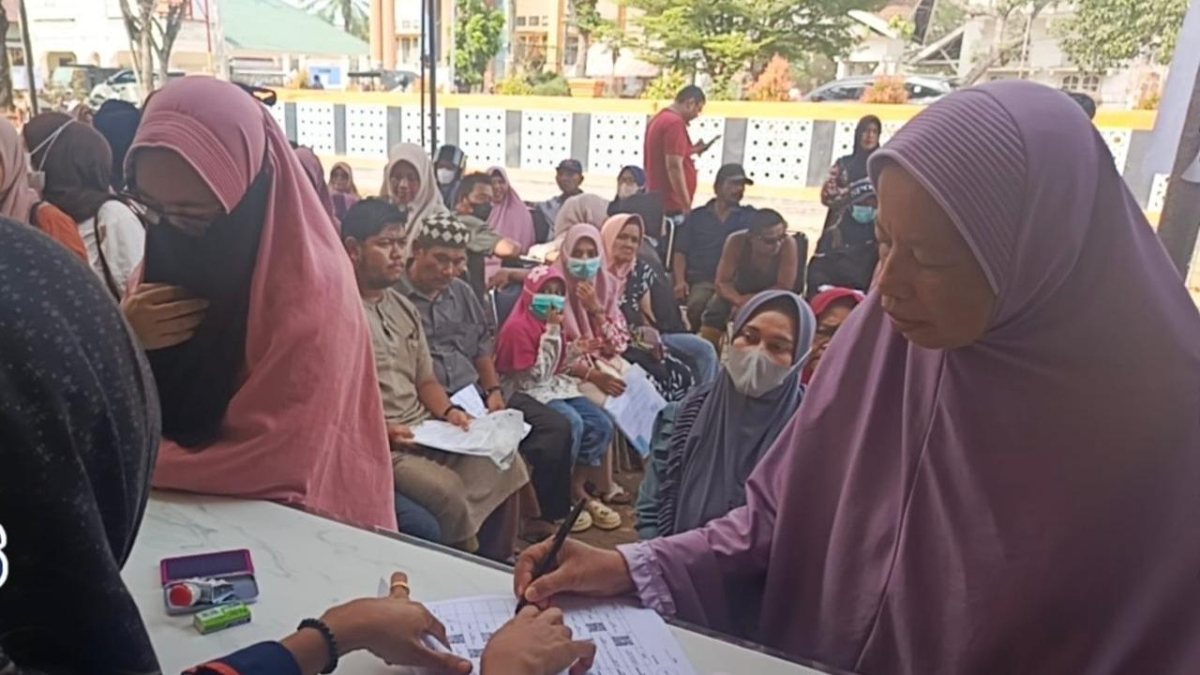 Ilustrasi: Penyaluran bantuan sosial (bansos) kepada para penerima manfaat atau KPM.&nbsp;