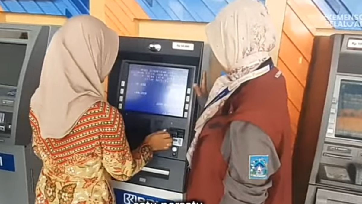Ilustrasi: Penyaluran bantuan sosial (bansos) kepada para penerima manfaat atau KPM.