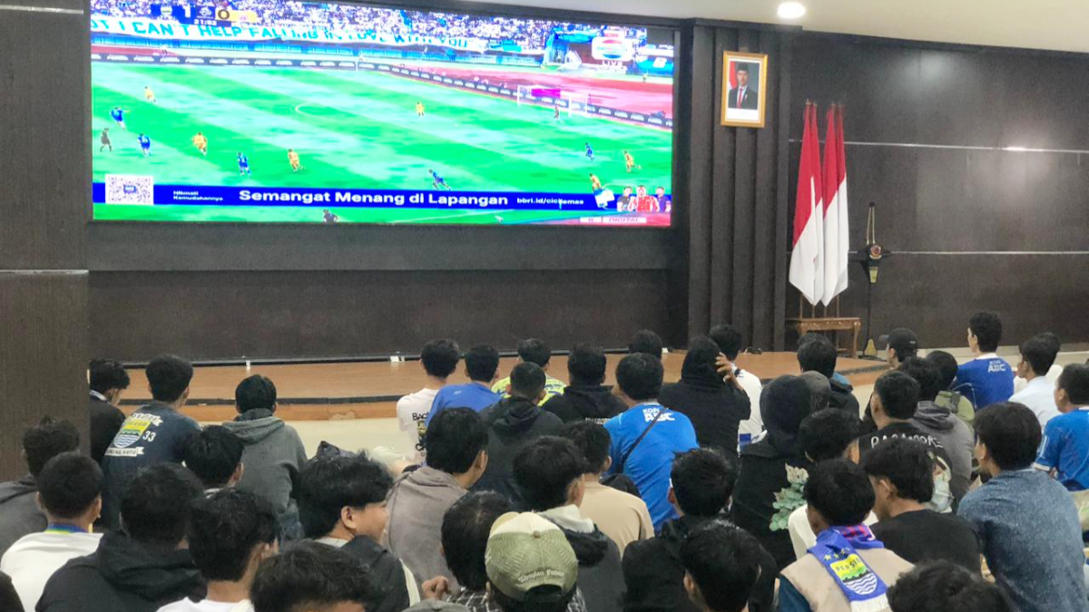 Suasana nonton bareng Persib vs Persija di Mako Polresta Bogor Kota.