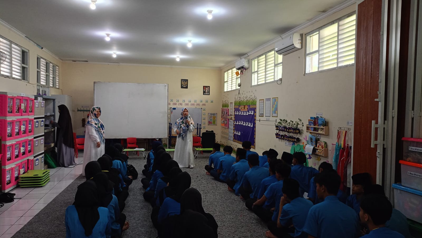 DKM Al Muslimun memerikan santunan kepada 115 warga di Masjid Al Muslimun, Bantarjati, Bogor Utara, Minggu 11 Januari 2026.