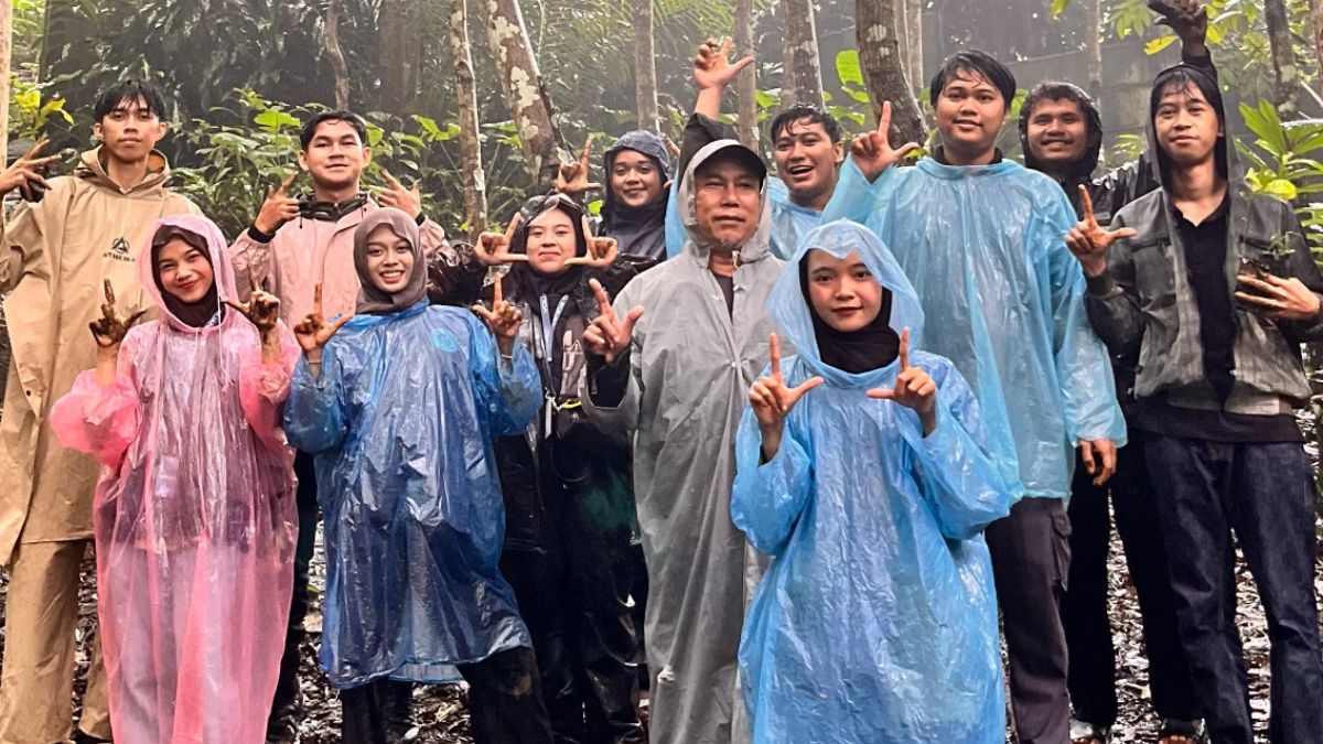 Muda-mudi Kota Sukabumi menanam seribu pohon di area Hutan Kota Kerkhof, Kota Sukabumi