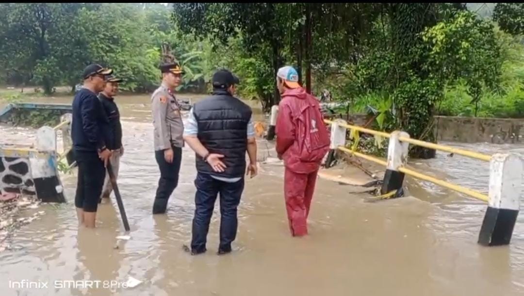 Polsek Bojongsari, melakukan pengecekan banjir di Sawangan, Kota Depok, Senin 12 Januari 2026.
