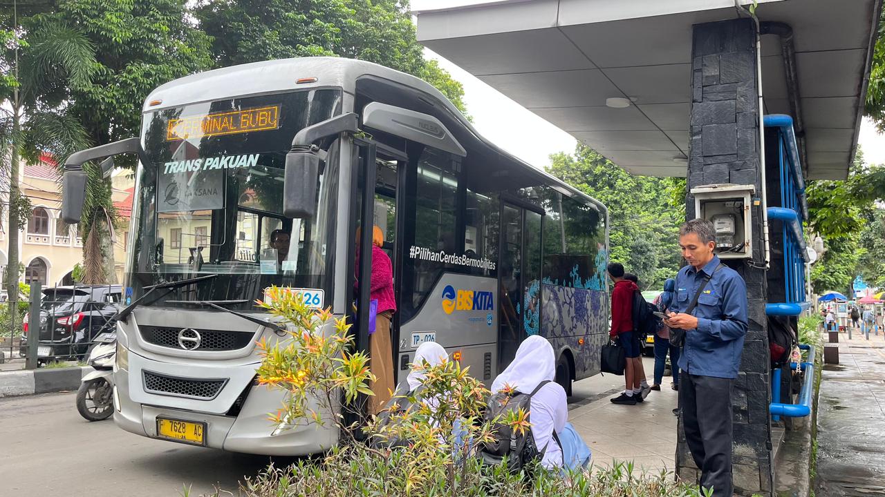 Para penumpang Biskita Transpakuan, Kota Bogor.