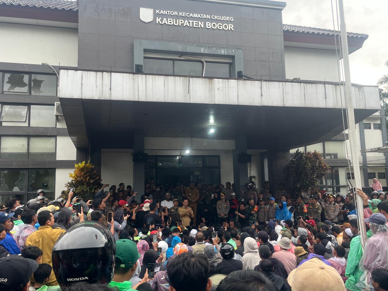 Bupati Bogor, Rudy Susmanto bersama Wakil Bupati Bogor, Ade Ruhandi (Jaro Ade) saat mendatangi aksi massa di Kantor Kecamatan Cigudeg, Senin 12 Januari 2026.