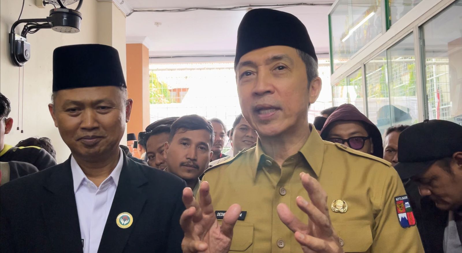 Wali Kota Bogor, Dedie A Rachim saat memberikan keterangan.