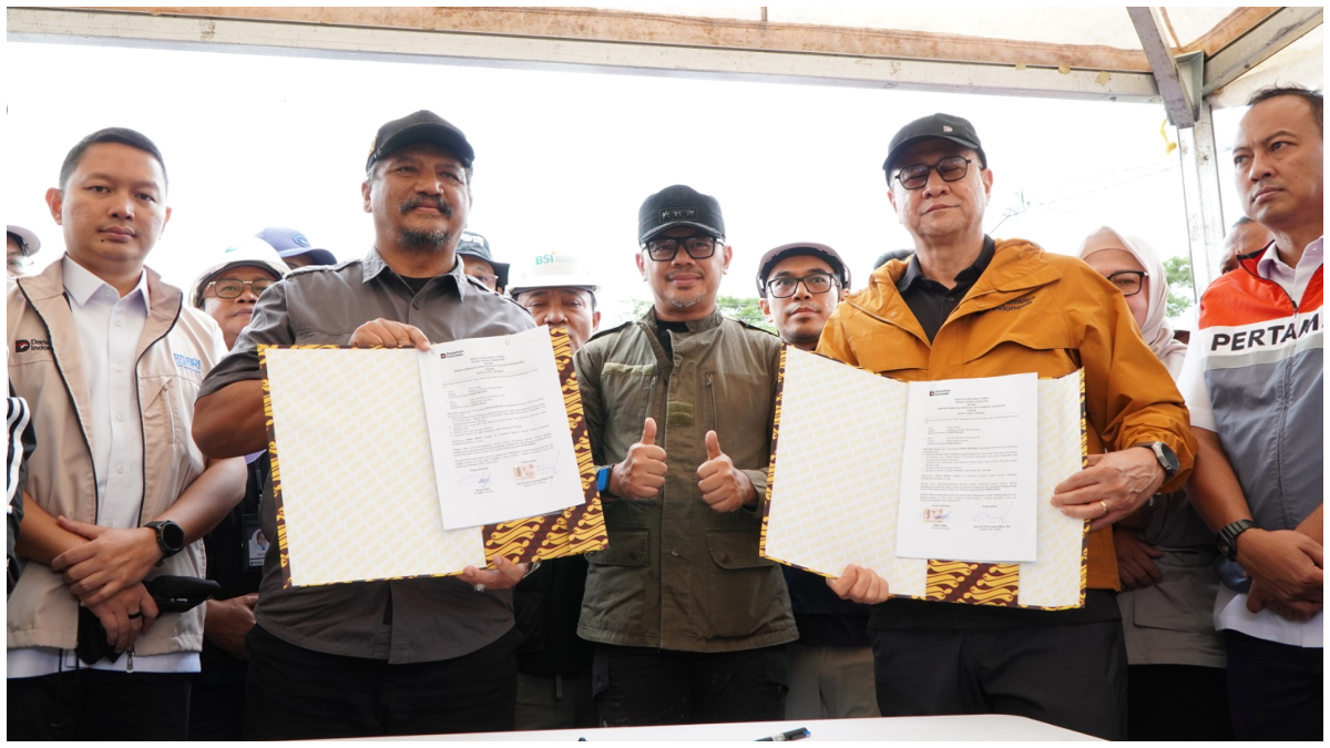 Managing Director Danantara Rohan Hafas menyerahkan secara simbolis Huntara kepada Pemerintah Kabupaten Aceh Tamiang.