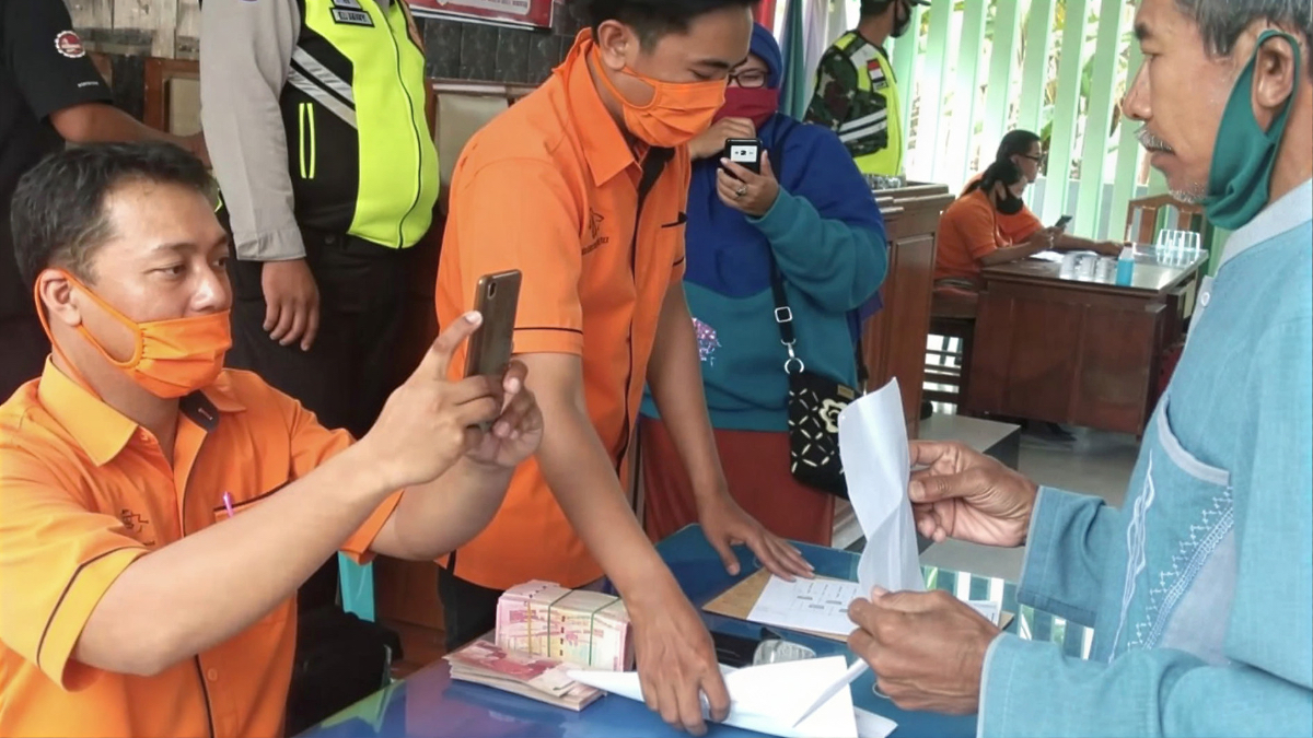 Ilustrasi penyaluran bansos kepada KPM