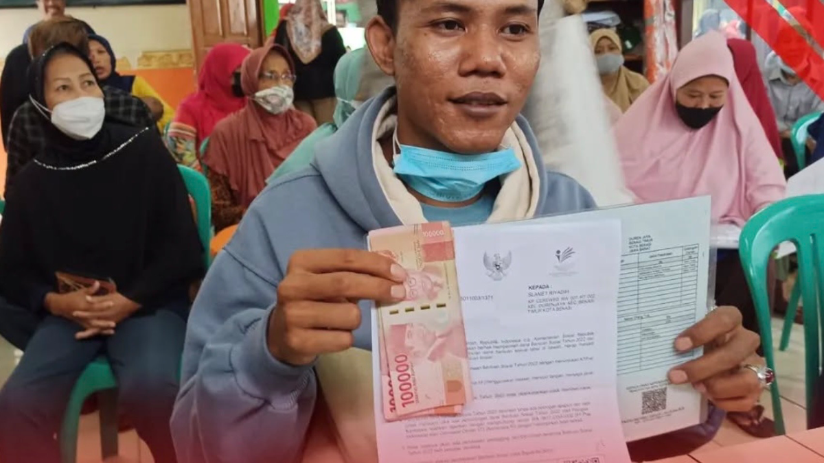 Ilustrasi KPM mengambil bansos PKH BPNT.