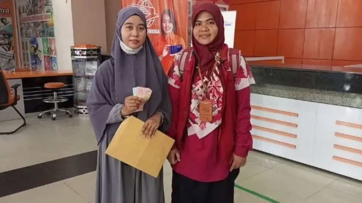 Ilustrasi KPM bansos mencairkan dana bantuan sosial