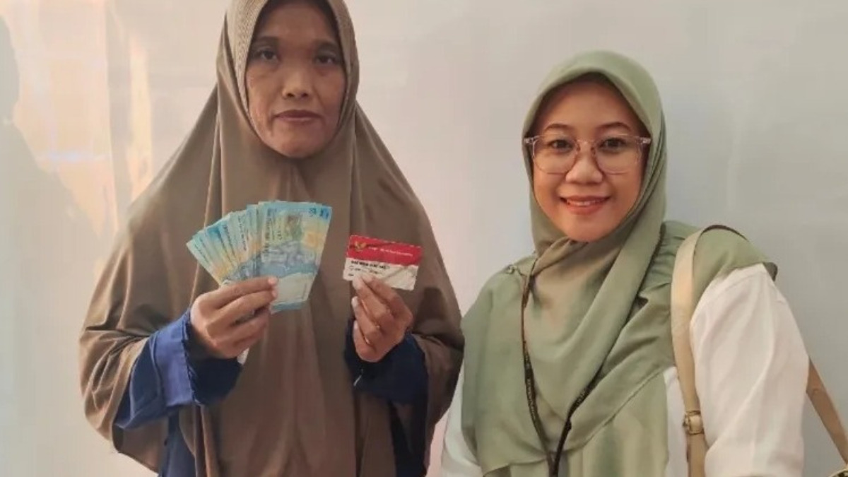 Ilustrasi KPM mencairkan bantuan sosial atau bansos