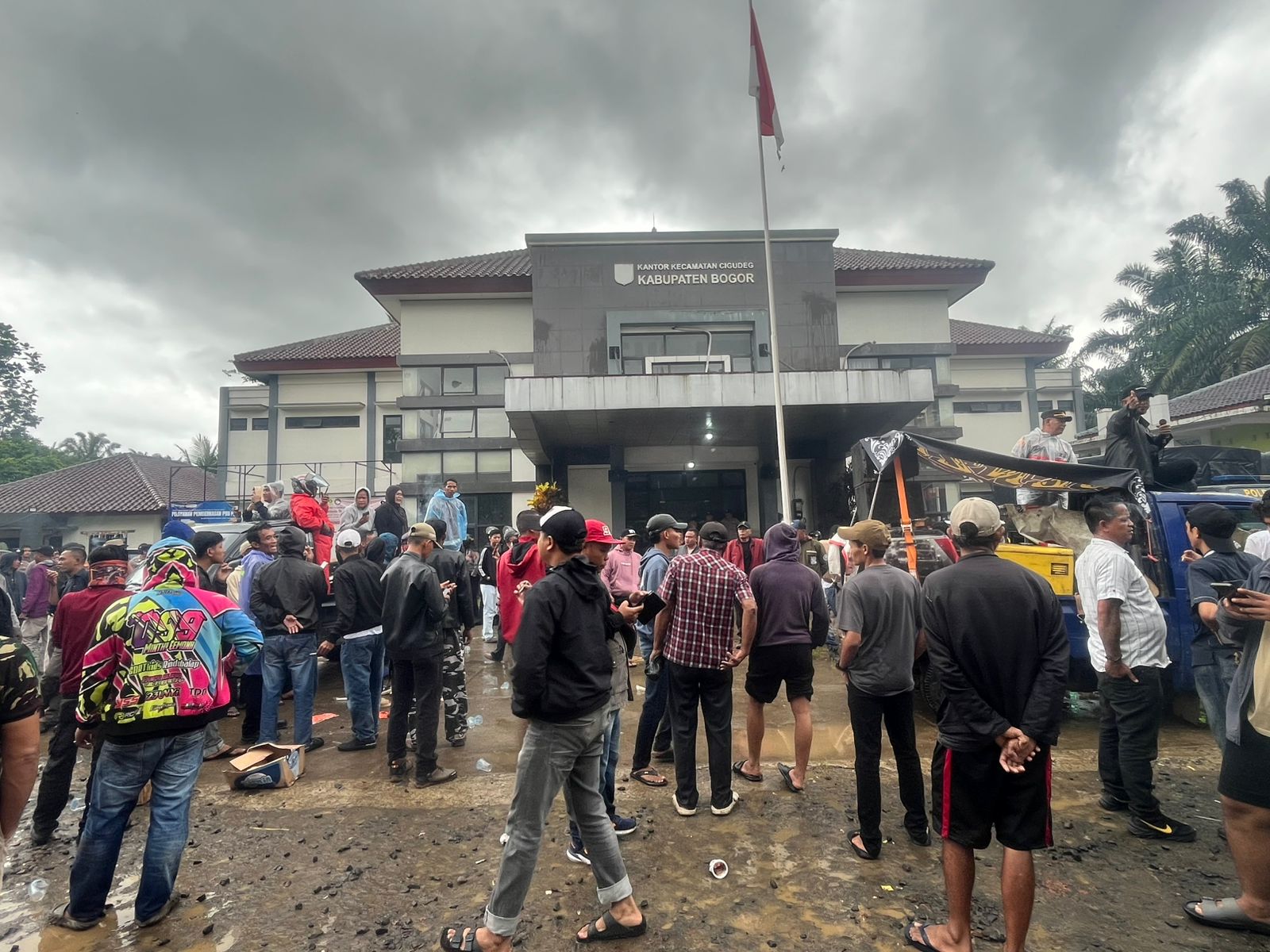 Ribuan massa menggelar aksi unjuk rasa di depan Kantor Kecamatan Cigudeg, Kabupaten Bogor, Senin 12 Januari 2026.