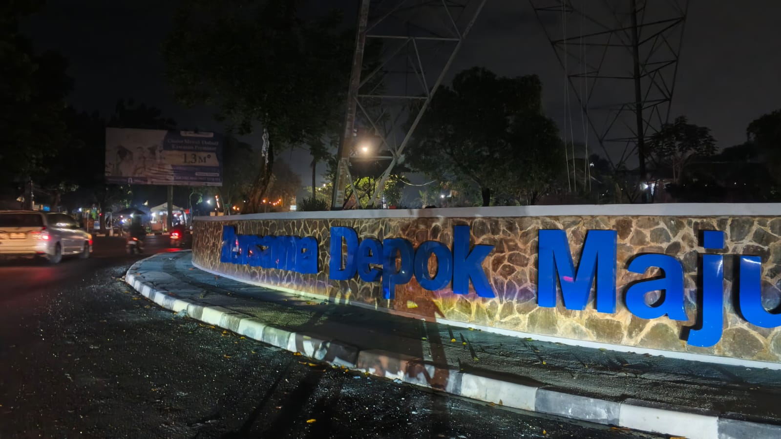 Bundaran GDC menjadi salah satu wajah baru Kota Depok.