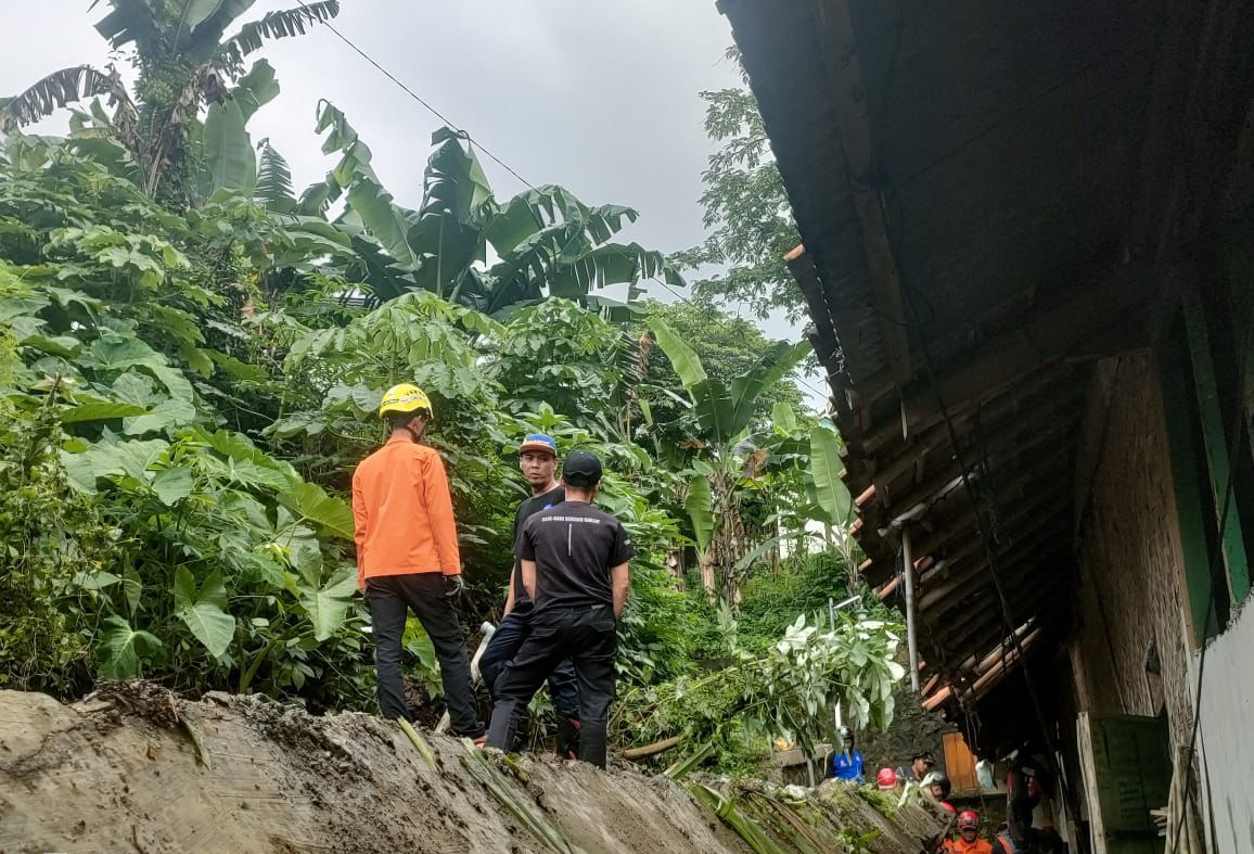 Rumah warga Kebon Pedes, Kecamatan Tanah Sareal, Kota Bogor, dikabarkan ambruk akibat hujan deras, Senin 12 Januari 2026.