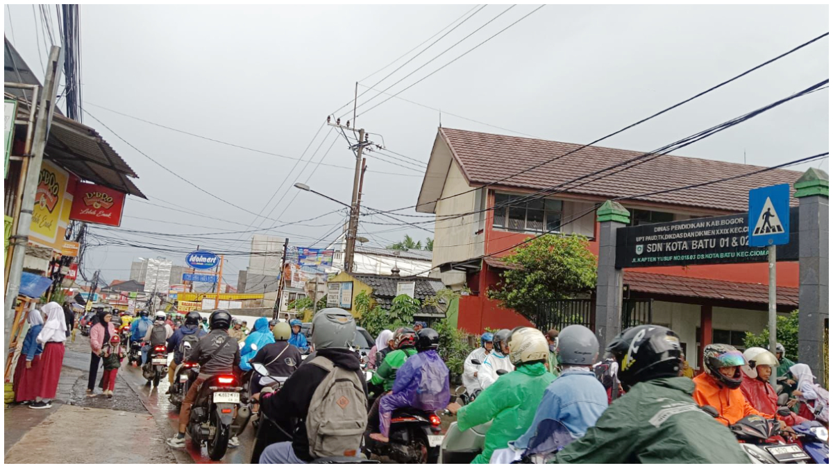 Kepadatan arus lalu lintas di Jalan Kapten Yusuf, Kecamatan Bogor Selatan, Kota Bogor saat hari pertama masuk sekolah.