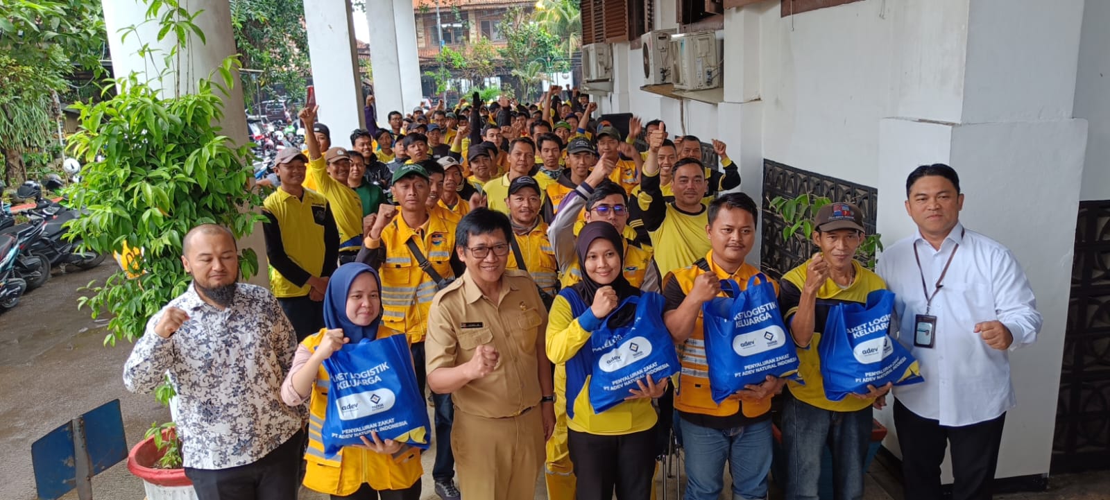 Ratusan petugas penyapu jalan DLH Kota Bogor menerima bantuan ratusan paket sembako dari penyaluran zakat PT Adev Natural Indonesia.