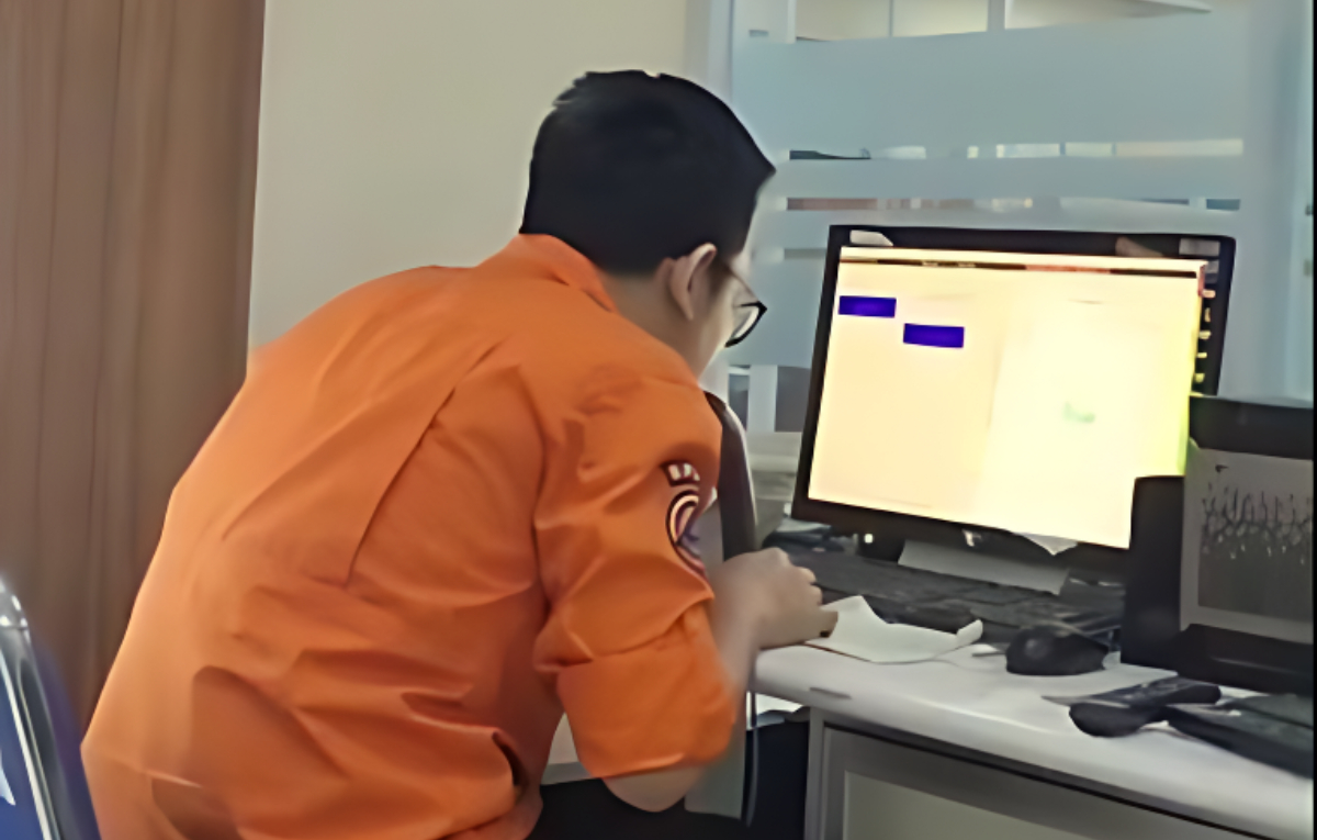 Petugas BPBD Jakarta mengimbau masyarakat pesisir waspada, Senin 12 Januari 2025.