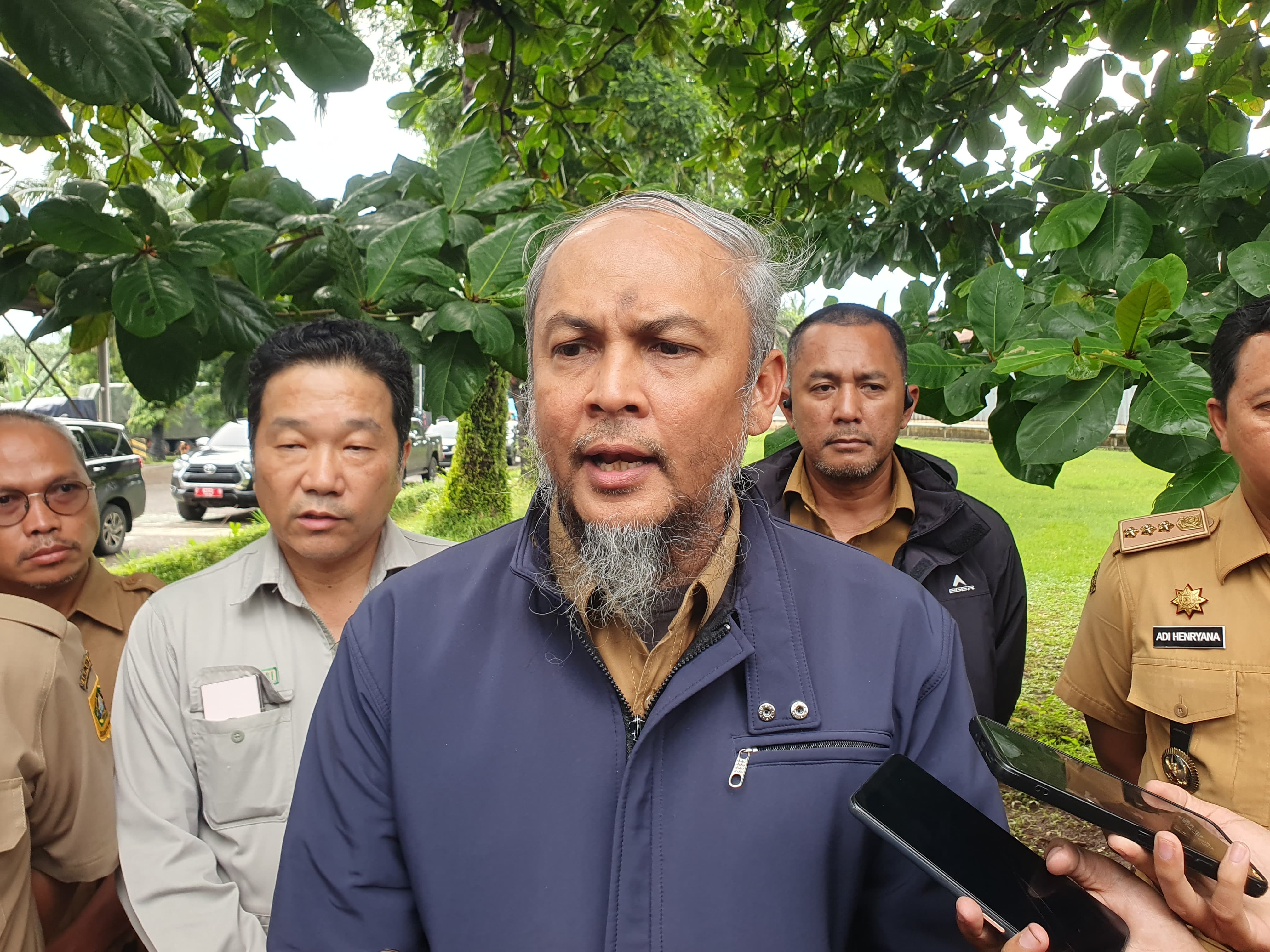 Plt DLH Kabupaten Bogor, Teuku Mulya saat menyampaikan keterangan. 