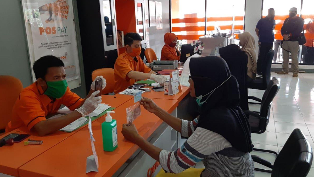 Ilustrasi. Pencairan bansos PKH BPNT di Kantor Pos.