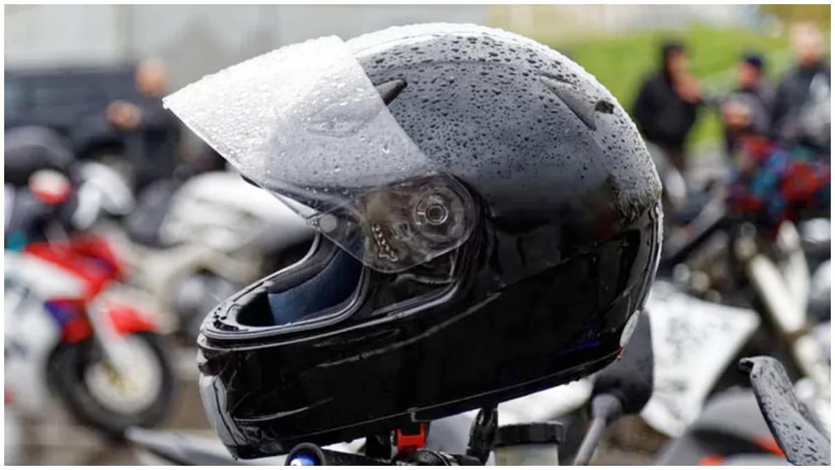 Ilustrasi helm basah kehujanan
