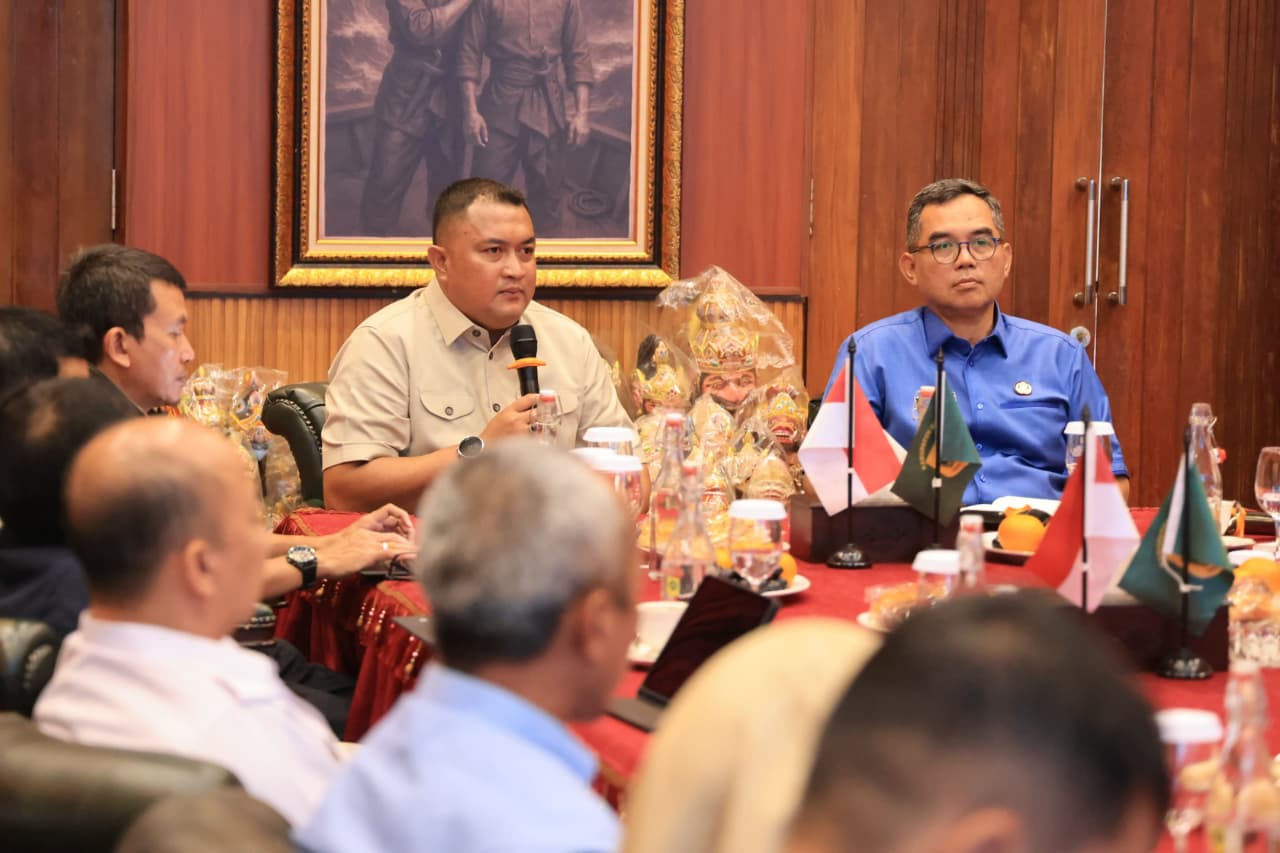 Bupati Bogor saat membahas investasi bersama PT Genting Property Abadi di Pendopo Bupati Bogor.