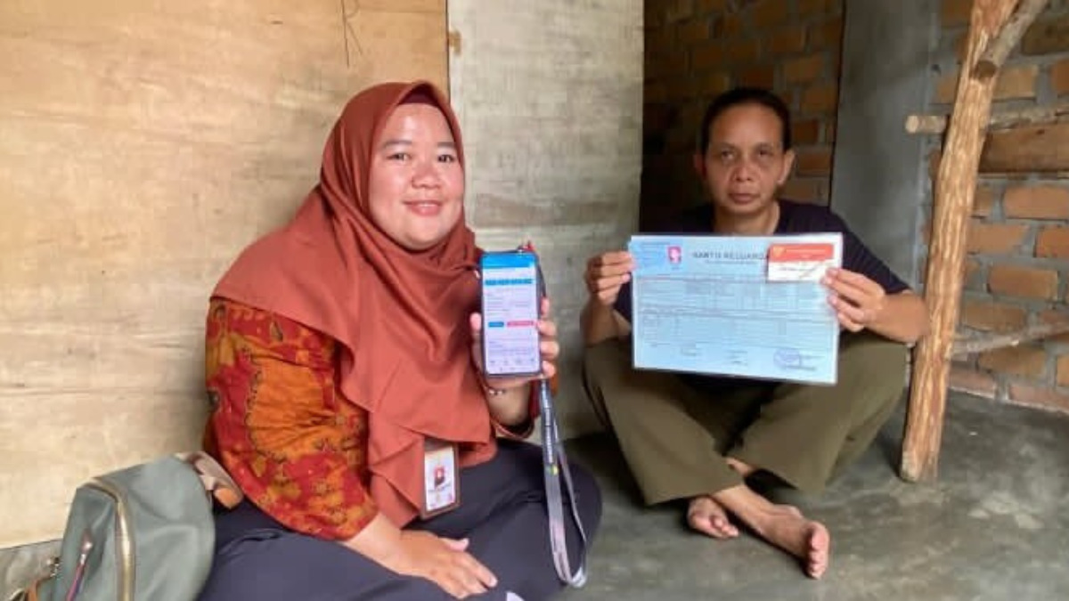 Ilustrasi pendaftaran mandiri melalui Aplikasi Cek Bansos yang dipandu pendamping sosial.
