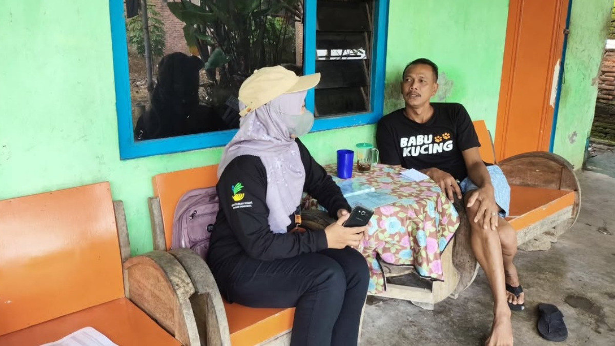 Ilustrasi pendamping sosial menjelaskan penggunaan fitur usul-sanggah di aplikasi Cek Bansos.