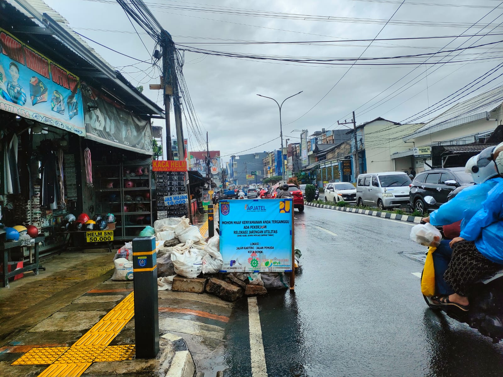 Kondisi proyek galian kabel di Jalan Kartini, Kota Depok.