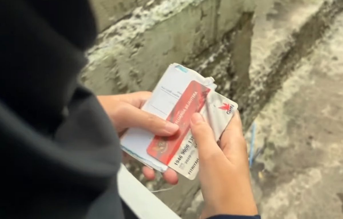 KPM Bansos membawa KKS untuk mencairkan Bansos.
