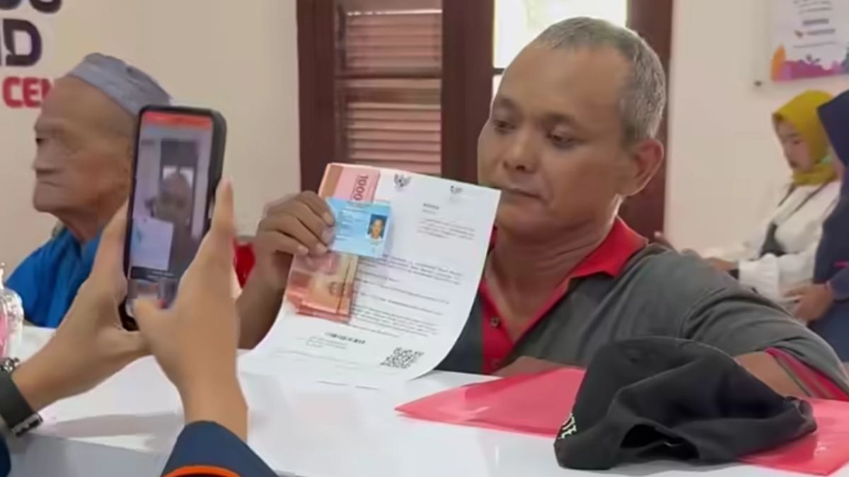 Ilustrasi KPM bansos PKH tahun 2026 tengah mencairkan dana bantuan