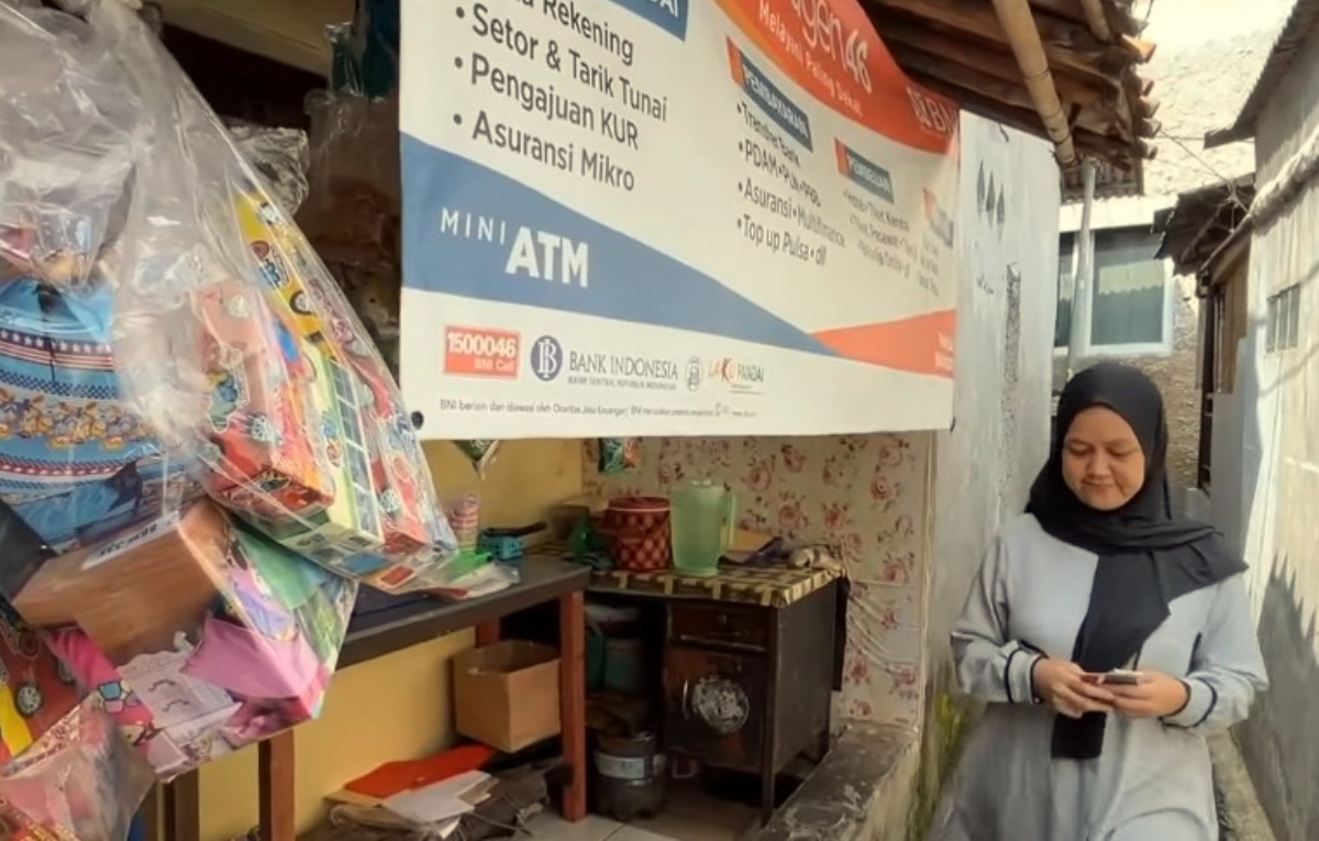KPM sedang pergi mencairkan dana Bansos.